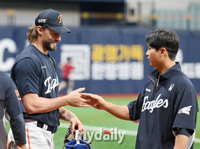 9일 오후 서울 고척동 고척스카이돔에서 진행된 '2025 프로야구 KBO리그' 키움히어로즈와 한화 이글스의 경기. 한화 화이스가 경기전 훈련에서 재미있는 모습을 보이고 있다./고척=송일섭 기자 andlyu@mydaily.co.kr