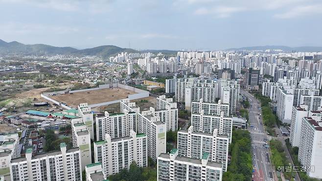 3기 신도시 하남교산지구 일대와 인근 신장동 아파트 단지 모습.  [윤병찬PD]