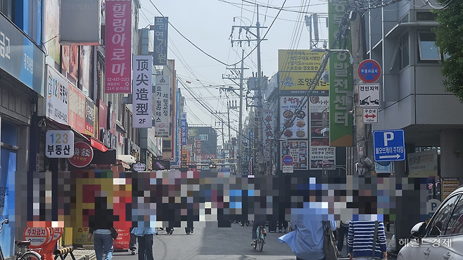 서울 광진구 건대입구 인근 양꼬치 골목 풍경. 박지영 기자.