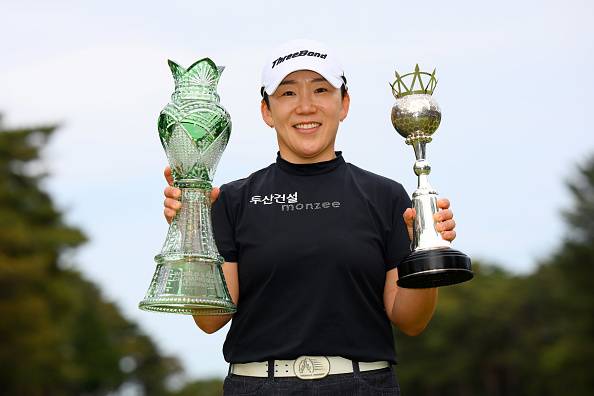 신지애가 11일 일본여자프로골프(JLPGA) 투어 메이저 대회인 월드 레이디스 챔피언십 살롱파스컵에서 정상에 오른 뒤 협회에서 주는 우승컵과 스폰서에서 주는 살롱파스컵을 양손에 들고 환하게 웃고 있다.  [게티이미지]