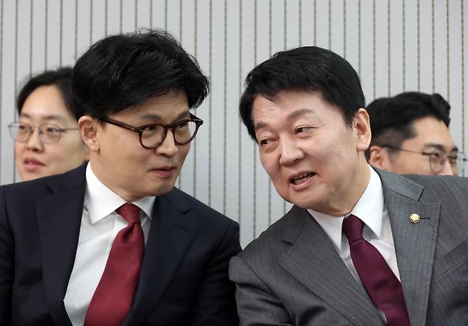 4월 29일 서울 여의도 국민의힘 당사에서 열린 제21대 대통령 후보자 국민의힘 3차 경선 진출자 발표 행사에서 대화를 나누는 한동훈 전 대표와 안철수 의원. 국회사진기자단