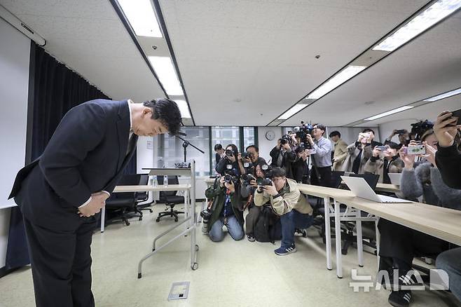 [서울=뉴시스] 정병혁 기자 = 백종원 더본코리아 대표가 28일 서울 서초구의 한 회의공간에서 열린 더본코리아 주주총회에서 취재진에게 인사를 하고 있다. 2025.03.28. jhope@newsis.com