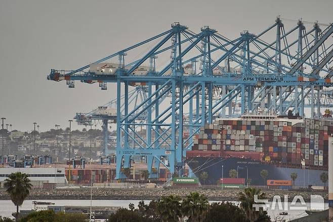 [로스앤젤레스=AP/뉴시스] 미국 로스앤젤레스(LA) 항구에 지난달 15일(현지 시간) 한 컨테이너선이 정박해 있다. 2025.05.11.