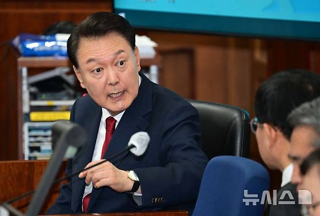 [서울=뉴시스] 사진공동취재단 = 12·3 비상계엄을 선포해 내란 우두머리 혐의로 재판에 넘겨진 윤석열 전 대통령이 지난달 21일 오전 서울 서초구 서울중앙지법 417호 법정에 앉아 변호인단과 대화를 하고 있다. 2025.05.11. photo@newsis.com