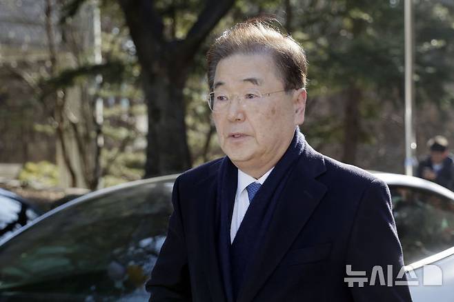 [서울=뉴시스] 정의용 전 국가안보실장이 지난 2월 19일 서울 서초구 서울중앙지방법원에서 열린 탈북 어민 강제북송 사건에 대해 징역형 선고 유예 선고를 받은 뒤 법원을 나서고 있다. (사진=뉴시스DB). photo@newsis.com