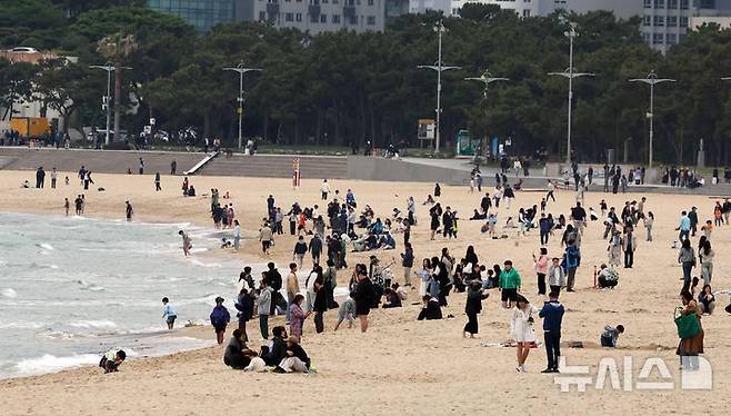 [부산=뉴시스] 하경민 기자 = 황금연휴 마지막 날인 6일 부산 해운대구 해운대해수욕장을 찾은 시민과 관광객들이 나들이를 즐기고 있다. 2025.05.06. yulnetphoto@newsis.com