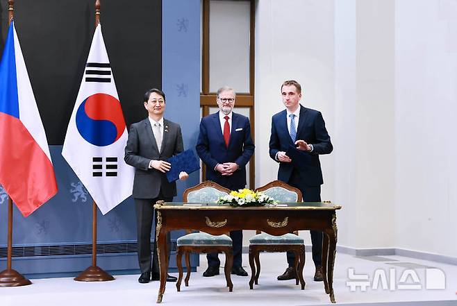 [세종=뉴시스]안덕근 산업통상자원부 장관은 7일 (현지시간) 체코 프라하 총리실에서 페트르 피알라(Petr Fiala) 체코 총리를 비롯한 한-체코 정부 대표단과 이철규위원장 등 국회 대표단이 참석한 가운데 열린 '한-체코 원전산업 협력 약정(Arrangement) 체결식'을 가졌다.(사진=산업부 제공)