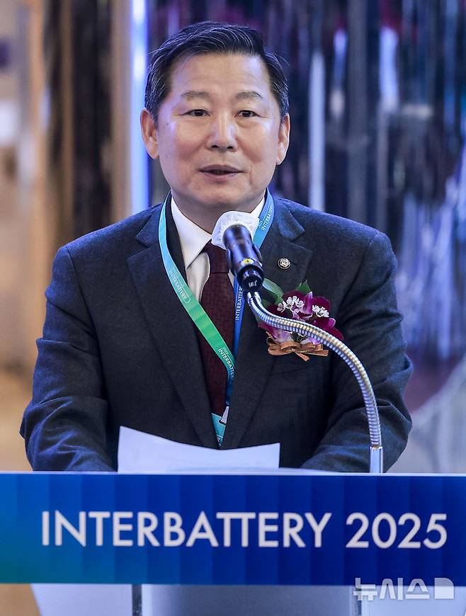 [서울=뉴시스] 정병혁 기자 = 이철규 국회 산업통상자원중소벤처기업위원회 위원장이 5일 서울 강남구 코엑스에서 열린 인터배터리 2025 개막식에서 축사를 하고 있다. 2025.03.05. jhope@newsis.com