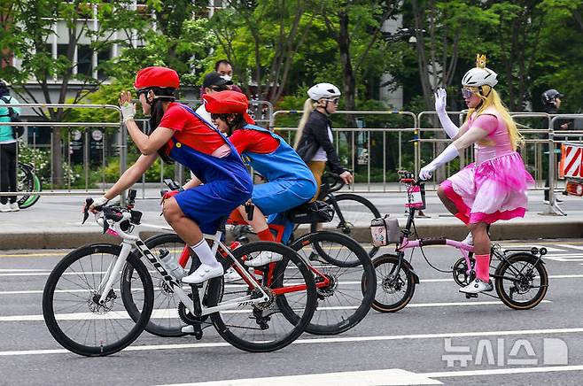 [서울=뉴시스] 정병혁 기자 = 11일 서울 종로구 광화문광장에서 열린 2025 서울 자전거 대행진에서 참가자들이 목적지인 상암 월드컵공원을 향해 힘차게 출발하고 있다. 2025.05.11. jhope@newsis.com