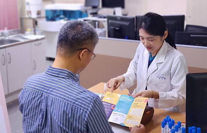 [남원=뉴시스] 남원시보건소 관계자가 보건소를 방문한 시민에게 C형간염 및 항체검사에 대해 설명하고 있다. *재판매 및 DB 금지