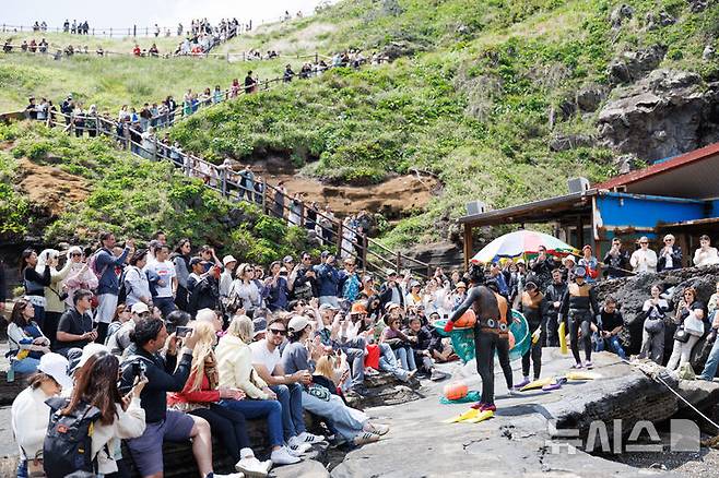 [제주=뉴시스] 지난 10일 제주 서귀포시 성산일출봉 인근에서 '2025 아시아태평양경제협력체(APEC) 제주회의' 참가 대표단을 위한 문화 관광투어가 진행되고 있다. (사진=제주도 제공) 2025.05.11. phpto@newsis.com