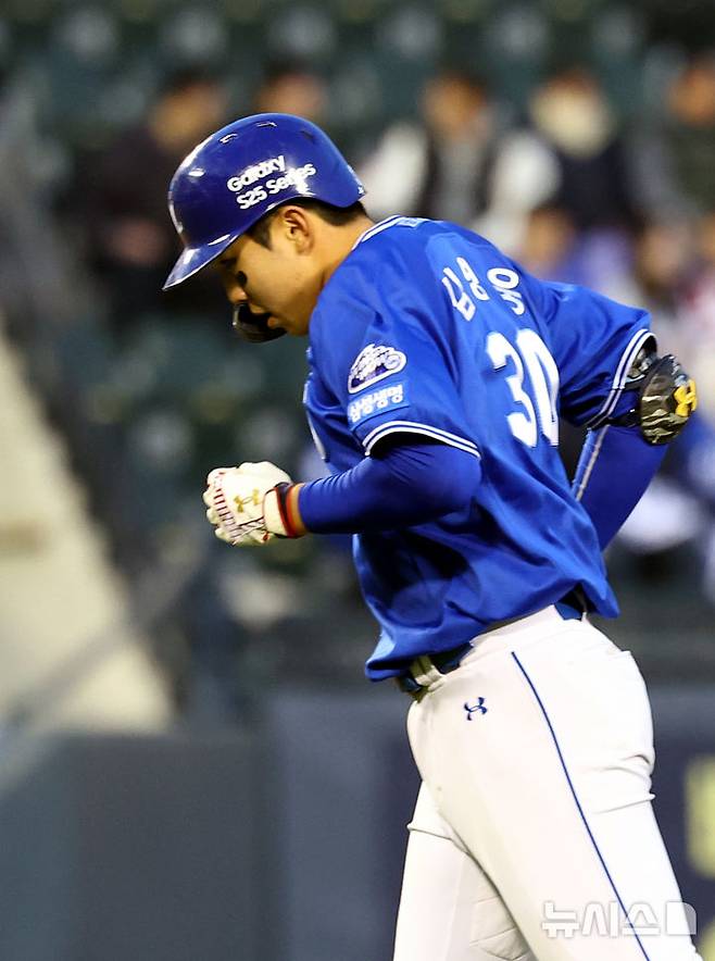 [서울=뉴시스] 박주성 기자 = 15일 오후 서울 송파구 잠실야구장에서 열린 프로야구 2025 KBO리그 삼성 라이온즈 대 LG 트윈스의 경기, 3회초 원아웃 삼성 김영웅이 중견수 플라이 아웃을 당한 후 덕아웃으로 들어가고 있다. 2025.04.15. park7691@newsis.com