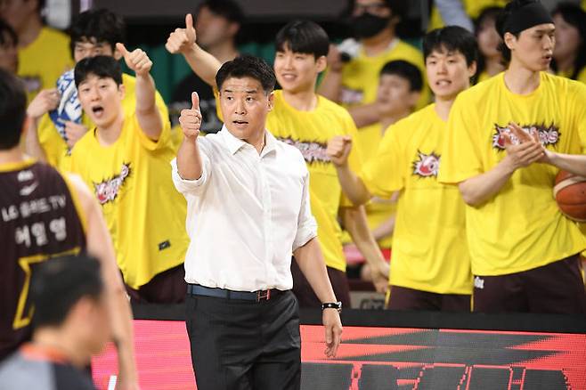 [서울=뉴시스] 최동준 기자 = 지난 9일 창원체육관에서 열린 2024-2025 KCC 프로농구 챔피언결정전 3차전 서울 SK 나이츠와 창원 LG의 경기에서 LG 조상현 감독이 기뻐하고 있다.LG는 80-63으로 승리했다. (사진=KBL 제공) 2025.05.09. photo@newsis.com *재판매 및 DB 금지