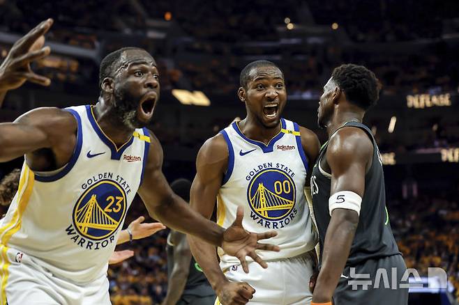 [샌프란시스코=AP/뉴시스] 미국프로농구(NBA) 골든스테이트 워리어스의 드레이먼드 그린(왼쪽), 조나탕 쿠밍가. 2025. 5. 10.
