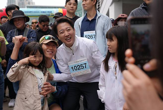 [서울=뉴시스] 고승민 기자 = 이준석 개혁신당 대선 후보가 11일 부산 벡스코광장에서 열린 2025 다이아몬드 브리지 국제 걷기 축제에 참석, 시민과 기념촬영을 하고 있다. (사진=이준석 캠프 제공) 2025.05.11. photo@newsis.com *재판매 및 DB 금지