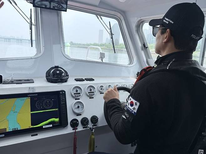 [서울=-뉴시스] 한강경찰대가 순찰정을 활용해 한강공원 일대 순찰을 하고 있다. 2025.05.11 crystal@newsis.com  *재판매 및 DB 금지