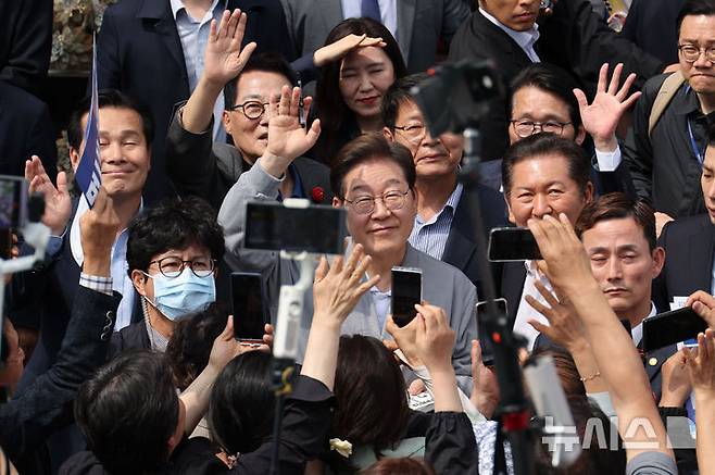 [영암=뉴시스] 조성우 기자 = 민심을 청취하는 '경청 투어'에 나선 이재명 더불어민주당 대선후보가 11일 전남 영암군 독천터미널 인근에서 군민들과 인사를 나누고 있다. 2025.05.11. xconfind@newsis.com