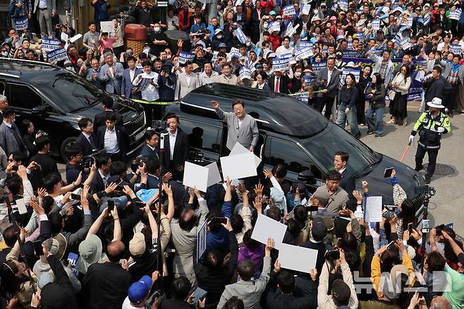 [영암=뉴시스] 조성우 기자 = 민심을 청취하는 '경청 투어'에 나선 이재명 더불어민주당 대선후보가 11일 전남 영암군 독천터미널 인근에서 군민들과 인사를 나누고 있다. 2025.05.11. xconfind@newsis.com