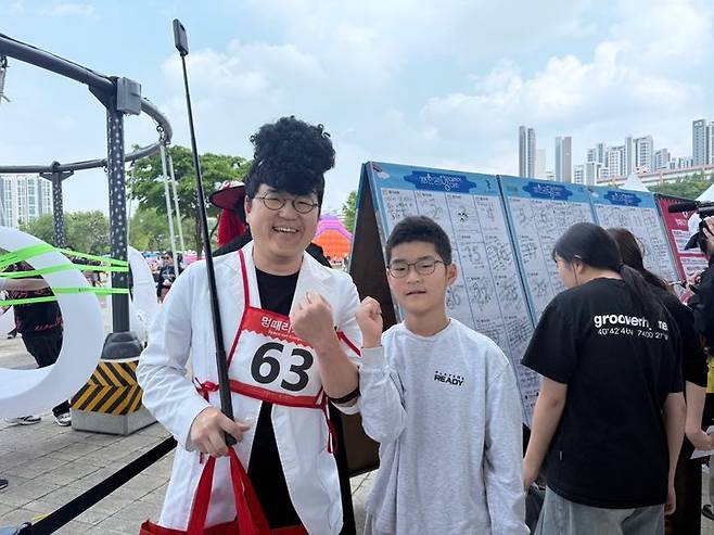 [서울=뉴시스] 2025 한강멍때리기대회에 아들과 함께 참석한 정우열(44)씨. 2025.05.11. crystal@newsis.com *재판매 및 DB 금지