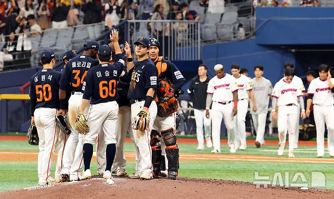 [서울=뉴시스] 박주성 기자 = 11일 오후 서울 구로구 고척스카이돔에서 열린 프로야구 2025 KBO리그 한화 이글스 대 키움 히어로즈의 경기, 한화가 8대0으로 키움 히어로즈에게 승리 후 선수들이 기쁨을 나누고 있다. 2025.05.11. park7691@newsis.com