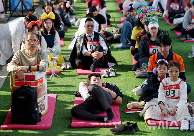 [서울=뉴시스] 김진아 기자 = 11일 서울 반포한강공원 잠수교에서 열린 '2025 한강 멍 때리기 대회'에서 참가자들이 경연을 하고 있다. 2025.05.11. bluesoda@newsis.com