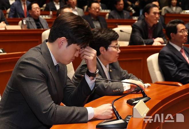 [서울=뉴시스] 조성봉 기자= 김용태 국민의힘 의원이 4일 오전 서울 여의도 국회에서 열린 의원총회에서 잠시 생각에 잠겨 있다. 2025.04.04. suncho21@newsis.com