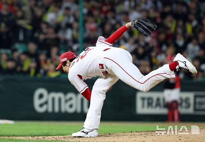 [인천=뉴시스] 이영환 기자 = 11일 오후 인천 미추홀구 SSG랜더스필드에서 열린 2025 프로야구 KIA 타이거즈와 SSG 랜더스의 더블헤더 2차전 경기, 7회초 SSG 선발 김광현이 역투하고 있다. 2025.05.11. 20hwan@newsis.com