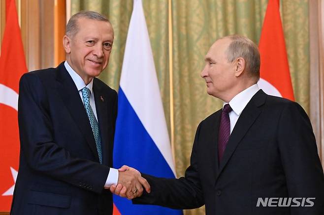 [소치=AP/뉴시스] 블라디미르 푸틴(오른쪽) 러시아 대통령과 레제프 타이이프 에르도안 튀르키예 대통령. (사진=뉴시스DB)