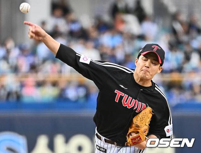 [OSEN=대구, 이석우 기자] 10일 대구삼성라이온즈파크에서 2025 신한 SOL 뱅크 KBO 리그 삼성 라이온즈와 LG 트윈스의 더블헤더 2차전 경기가 열렸다. 홈팀 삼성은 레예스가, 방문팀 LG는 임찬규가 선발 출전했다. LG 트윈스 선발 투수 임찬규가 역투하고 있다. 2025.05.10 / foto0307@osen.co.kr