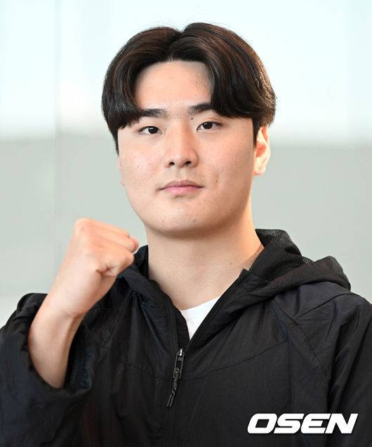 [OSEN=조은정 기자] 피츠버그와 계약한 심준석이 출국을 앞두고 포즈를 취하고 있다. 2023.01.24 /cej@osen.co.kr