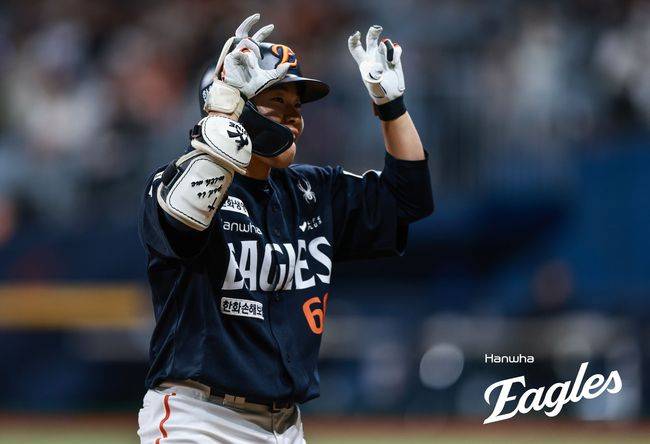 한화 이승현이 10일 고척 키움전에서 9회 데뷔 첫 타석을 1타점 3루타로 장식한 뒤 기뻐하고 있다. /한화 이글스 제공