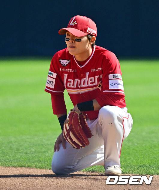 [OSEN=잠실, 지형준 기자] 4일 오후 서울 잠실야구장에서 2025 신한 SOL Bank KBO리그 LG 트윈스와 SSG 랜더스의 경기가 열렸다.이날 엘리에이저 에르난데스의 부상 대체 외국인투수로 LG에 입단한 코엔 윈이 KBO리그 데뷔전을 갖는다. SSG 선발은 박종훈.5회말 1사 만루에서 SSG 정준재가 LG 오지환의 내야 안타에 1루 악송구를 범하며 아쉬워하고 있다. 2025.05.04 /jpnews@osen.co.kr