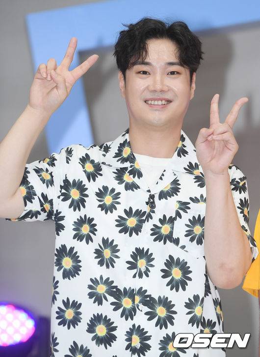 [OSEN=민경훈 기자] 17일 오후 서울 마포구 상암동 TBS 오픈스튜디오에서 TBS '팩트인스타' 녹화 전 포토타임 행사가 진행됐다.포토타임 중 그룹 온앤오프가 유재환(UL)이 포즈를 취하고 있다./ rumi@osen.co.kr