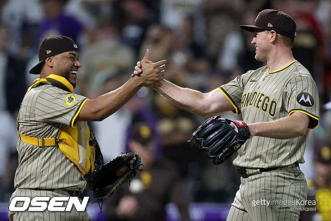 [사진] 샌디에이고 스티븐 콜렉(오른쪽)이 완봉승을 거둔 뒤 포수 엘리아스 디아즈와 기뻐하고 있다. ⓒGettyimages(무단전재 및 재배포 금지)