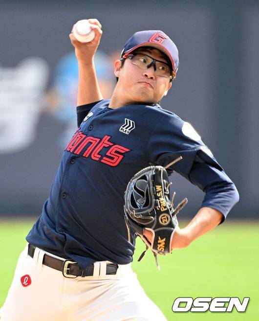 [OSEN=수원, 이대선 기자] 11일 오후 수원 KT위즈파크에서 2025 신한 SOL Bank KBO리그 KT 위즈와 롯데 자이언츠의 경기가 열렸다.KT는 쿠에바스, 롯데는 박세웅을 선발 투수로 내세웠다.5회말 롯데 선발투수 박세웅이 역투하고 있다. 2025.05.11 /sunday@osen.co.kr