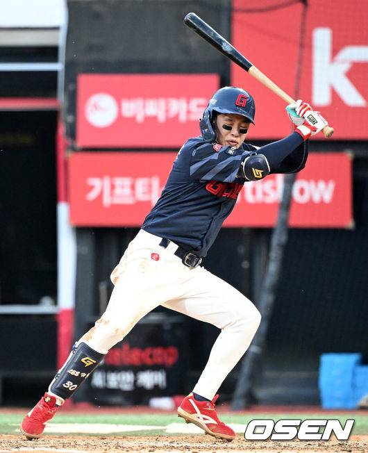 [OSEN=수원, 이대선 기자] 11일 오후 수원 KT위즈파크에서 2025 신한 SOL Bank KBO리그 KT 위즈와 롯데 자이언츠의 더블헤더 2차전 경기가 열렸다.KT는 오원석, 롯데는 이민석을 선발 투수로 내세웠다.4회초 2사 1,2루에서 롯데 이호준이 KT 오원석의 투구에 맞고 있다. 2025.05.11 /sunday@osen.co.kr