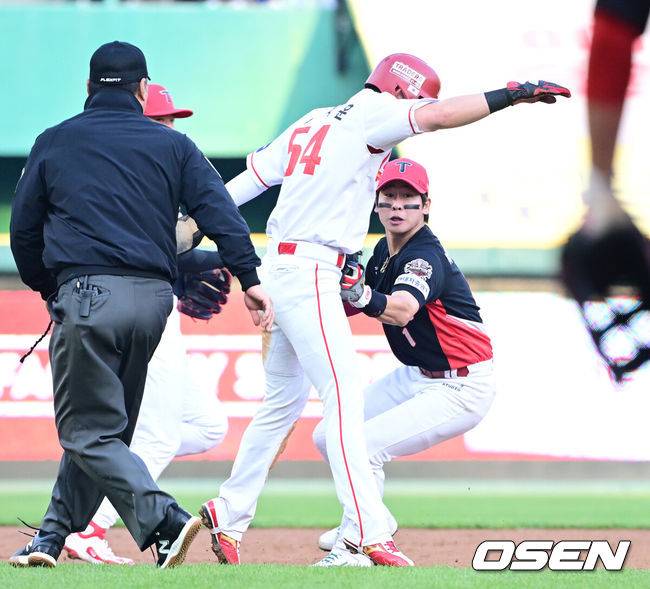 [OSEN=인천, 최규한 기자] 11일 오후 인천 SSG랜더스필드에서 ‘2025 신한 SOL Bank KBO리그’ SSG 랜더스와 KIA 타이거즈의 더블헤더 2차전 경기가 열렸다.이날 홈팀 SSG는 김광현, 방문팀 KIA는 양현종을 선발로 내세웠다.1회말 1사 1루 상황 SSG 최정의 내야 땅볼 때 KIA 2루수 박찬호가 주자 최지훈을 런다운 플레이로 잡아내고 있다. 2025.05.11 / dreamer@osen.co.kr