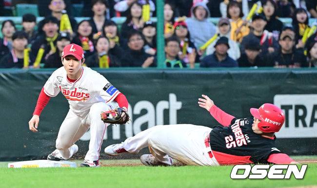 [OSEN=인천, 최규한 기자] 프로야구 SSG 랜더스가 KIA 타이거즈에 승리하며 3연패에서 벗어났다.&nbsp;SSG는&nbsp;11일 인천SSG랜더스필드에서 열린 2025 KBO리그 KIA와 더블헤더 1차전에서 8-4로 승리했다.&nbsp;SSG 조형우가 4타수 2안타 3타점으로 활약했다. 선발 미치 화이트는 5이닝 동안 4피안타(1피홈런) 4볼넷 3탈삼진 3실점(2자책)으로 시즌 3승째를 기록했다.5회초 무사 1, 2루 상황 KIA 한승택의 번트 때 2루 주자 이우성이 3루에서 아웃되고 있다. 2025.05.11 / dreamer@osen.co.kr
