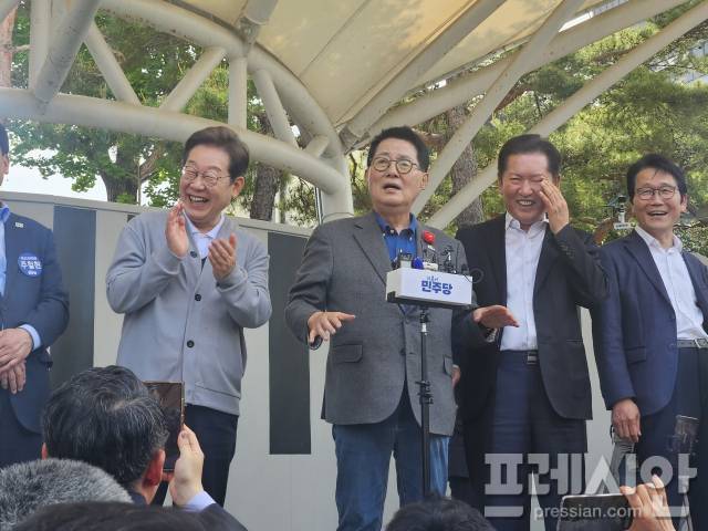 ▲11일 박지원 더불어민주당 국회의원(전남 해남·완도·진도군)이 전남 해남 군민광장에서 "정청래를 연호하는 사람들은 마포로 가라"고 너스레를 떨자 무대가 웃음바다가 됐다.2025.05.11ⓒ프레시안(김보현)