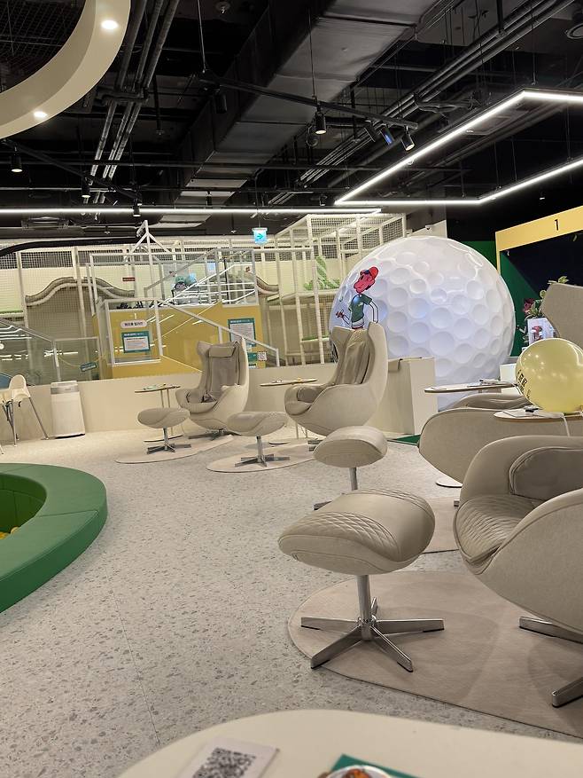 세라젬의 대표 제품인 ‘마스터 V9’과 ‘파우제 M6’ 등을 무료로 체험해 볼 수 있다. 김현주 기자