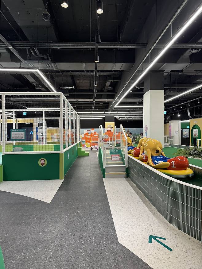 볼풀장과 오리보트, 낚시놀이 등 아이들이 선호하는 다양한 기구들이 비치되어 있다. 김현주 기자