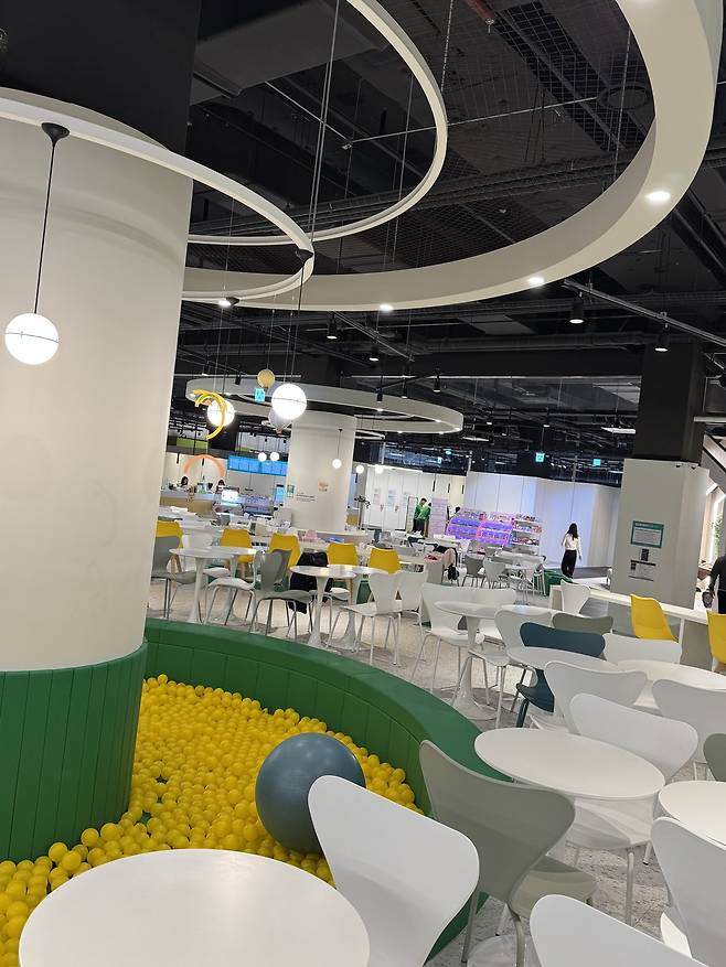 아이와 함께 음료나 간식 등을 즐길 수 있는 휴게공간이 마련되어 있다. 김현주 기자