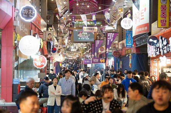 낭만 야시장에 몰린 인파. 구미시 제공