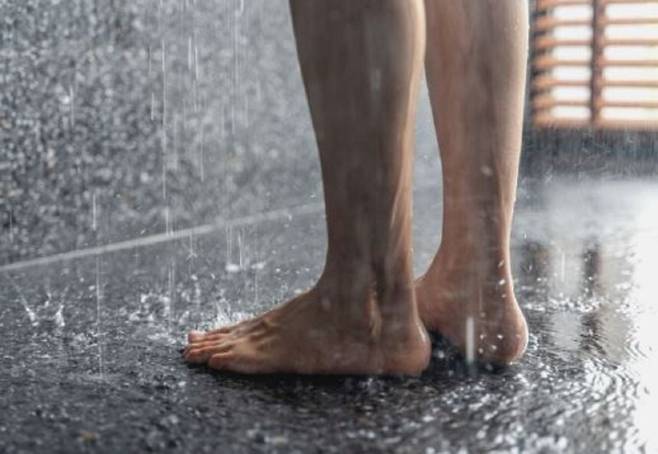 샤워 중 소변을 보는 습관이 건강에 악영향을 끼칠 수 있다는 주장이 나왔다. 게티이미지뱅크