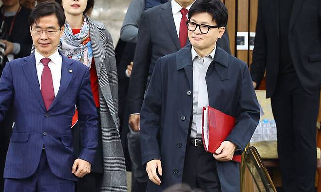 국민의힘 한동훈 전 대표(오른쪽)와 국민의힘 조경태 의원. 남제현 선임기자