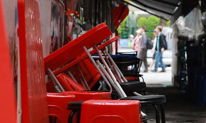 최근 한국 경제의 성장 부진이 세계 주요국들과 비교해도 가장 심각한 수준이다. 사진은 11일 서울 명동거리에서 영업을 준비 중인 식당가. 연합뉴스