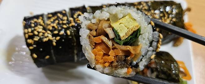 김밥은 바쁜 현대인들의 ‘시성비(시간 대비 만족도)’를 만족시켜주는 간편식으로 사랑받고 있다. 박윤희 기자