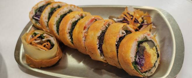 서울 용산구의 한 분식집에서 판매고 있는 김밥. 밥은 적게 들어가는 반면 달걀 등 속재료가 풍부하다. 박윤희 기자