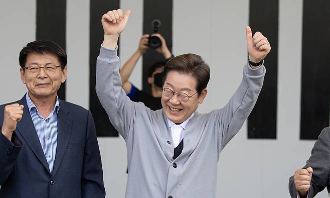 경청투어에 나선 이재명 더불어민주당 대통령 후보가 11일 전남 해남군 군민광장 야외공연장에서 미소를 짓고 있다. 뉴스1