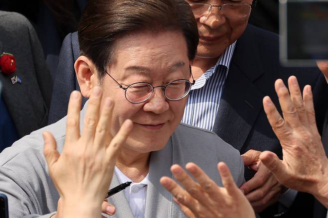 민심을 청취하는 '경청 투어'에 나선 이재명 더불어민주당 대선후보가 11일 전남 영암군 학산면 독천 낙지거리에서 주민들에게 인사하고 있다.&nbsp; &nbsp;뉴시스